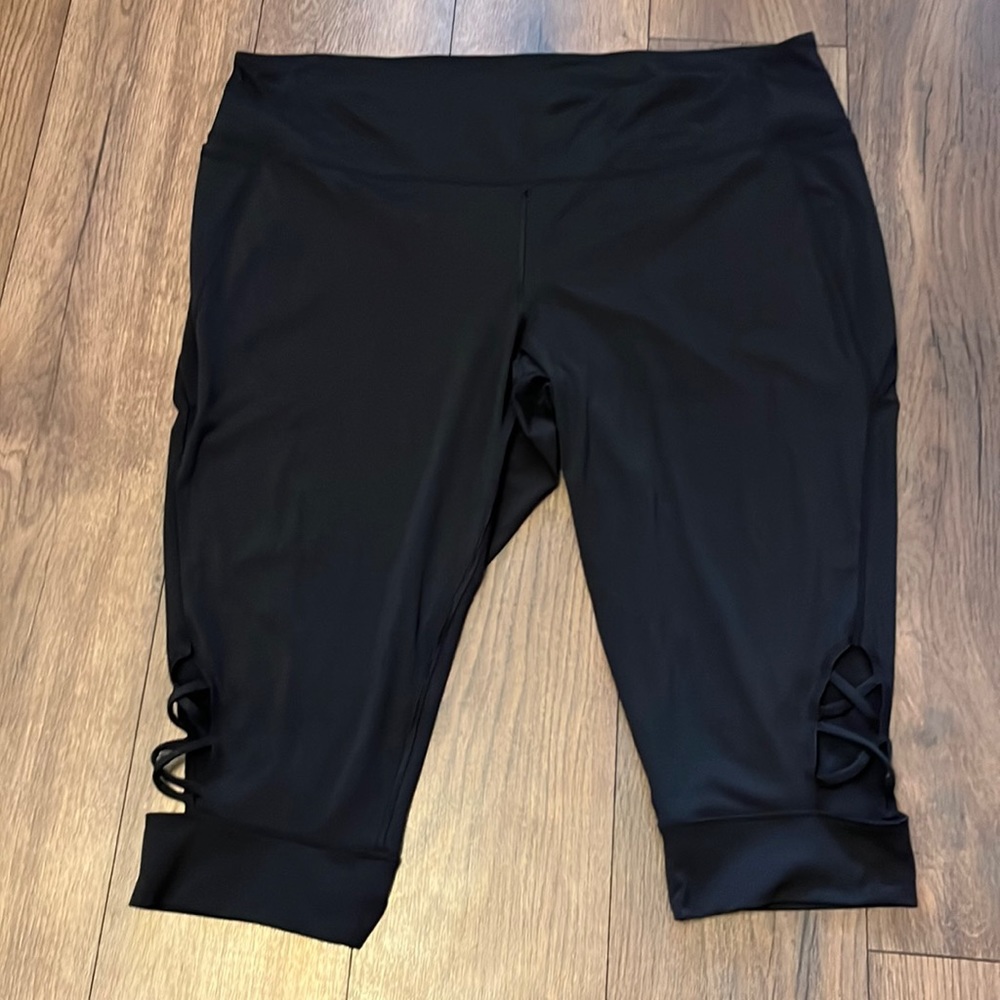 NEW Livi Active black Capri legging 30/32